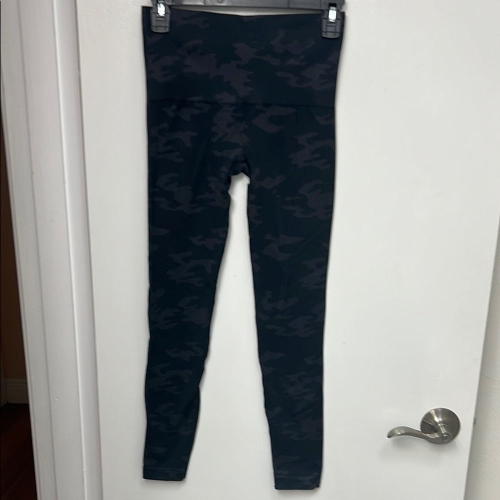 *SPANX Leggings Women’s Camo (gray, green, black & blue) Size Medium, EUC